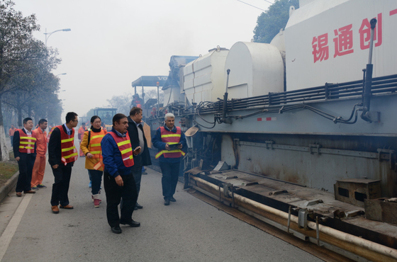 Single Layer Pavement Recycling Machine , 110℃ Material Bank Asphalt Repair Machine