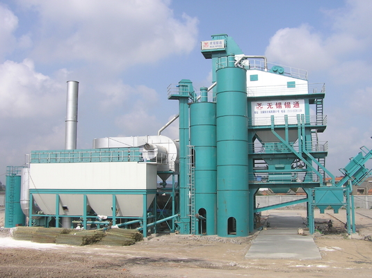 Road Building Machines Asphalt Batching Plant With 30T Container Type Diesel And Bitumen Tank