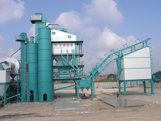 Road Building Machines Asphalt Batching Plant With 30T Container Type Diesel And Bitumen Tank