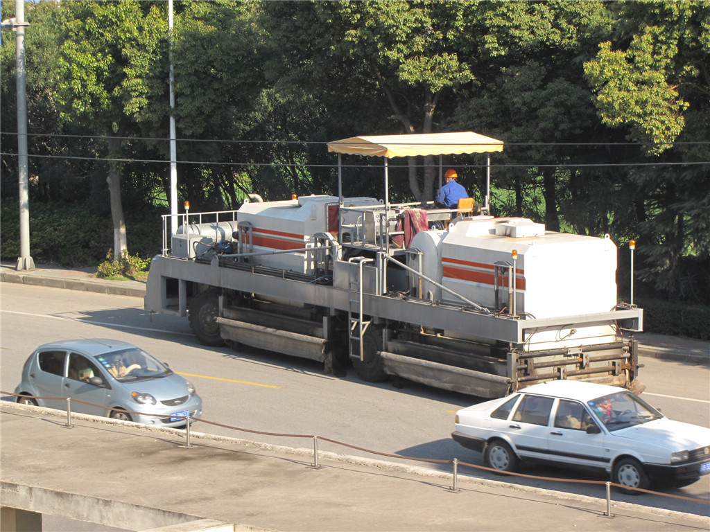 Minimum Asphalt Paving Process Road Surfacing Machine , 7 Separate Units Asphalt Transfer Machine